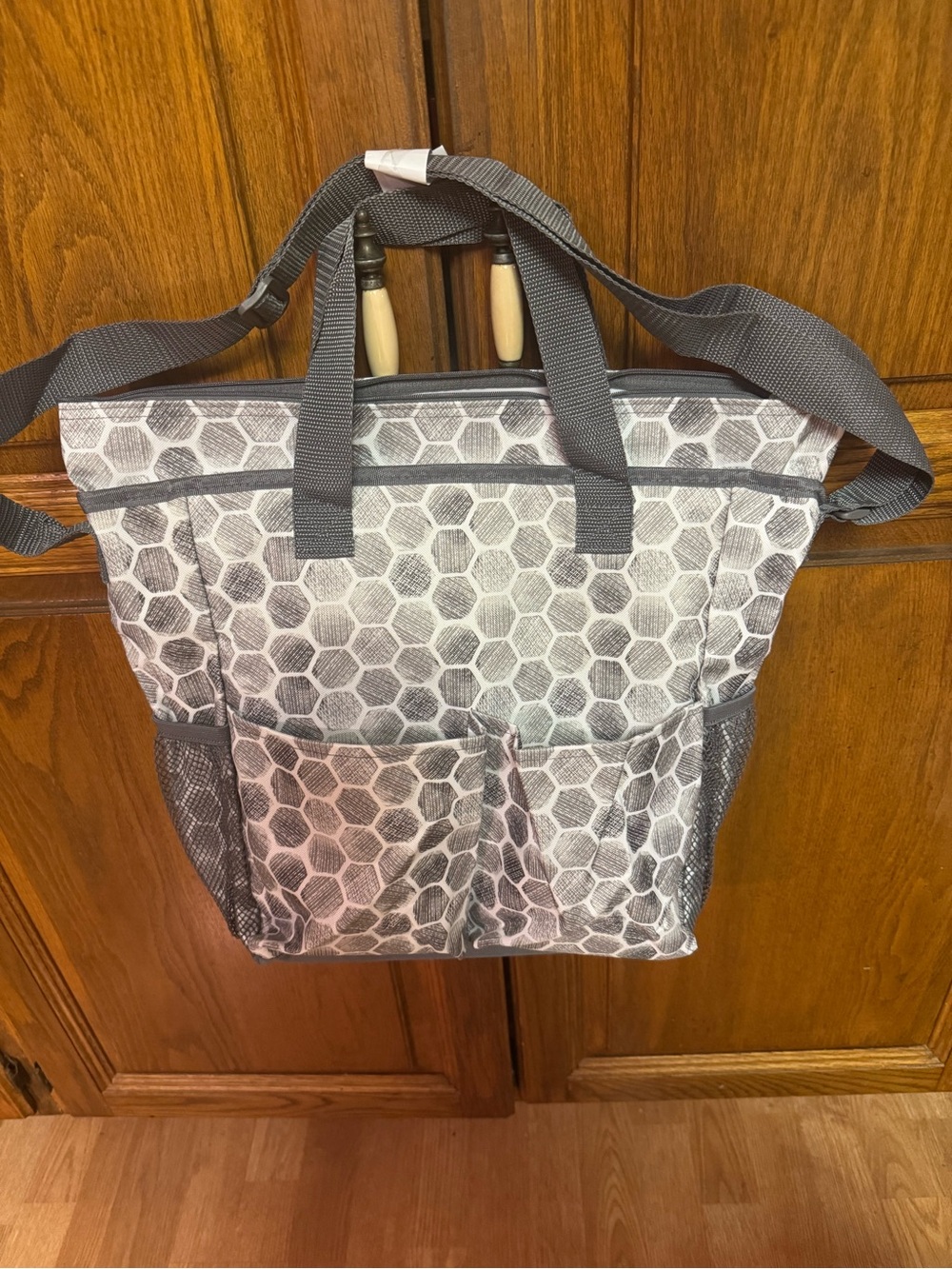Thirty one large tote bag with 5 pockets zip top closure. shoulder & reg straps